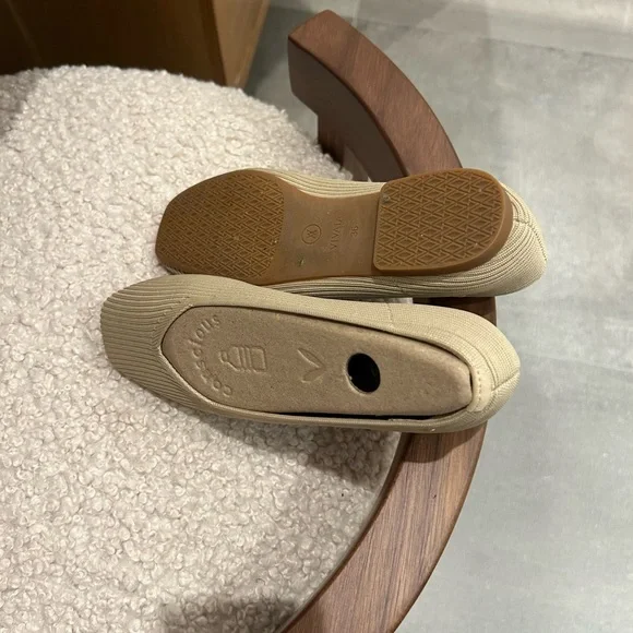 Elegant Women's Black and Beige Flats - Picture 6 of 8